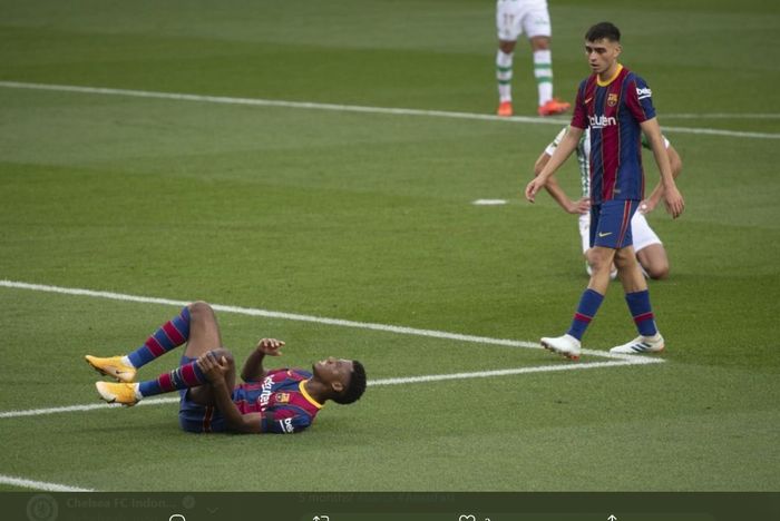 Penyerang muda Barcelona, Ansu Fati, tampak mengerang kesakitan kala melawan Real Betis dalam lanjutan Liga Spanyol di Camp Nou, Sabtu (7/11/2020).