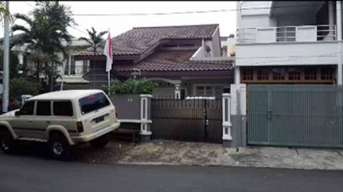 Rumah kontrakan Gatot Brajamusti yang jadi saksi bisu penggeledahan polisi