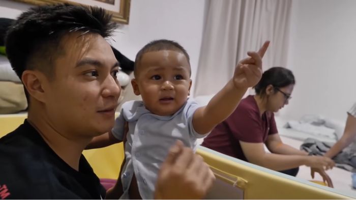 Baim Wong menggendong Kiano yang terus menangis