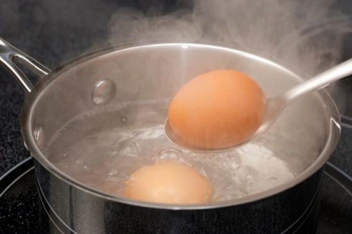 Memasak telur gunakan panci aluminium bahaya, jangan dilakukan lagi