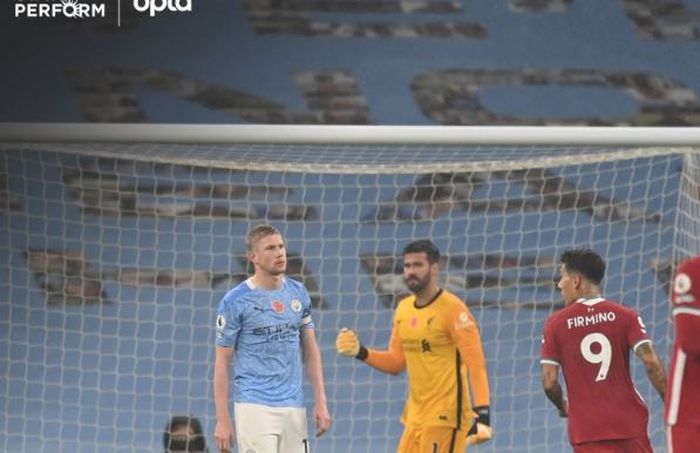 Ekspresi gelandang Manchester City, Kevin De Bruyne, setelah gagal mengeksekusi penalti dalam laga Liga Inggris melawan Liverpool di Stadion Etihad, Minggu (8/11/2020).