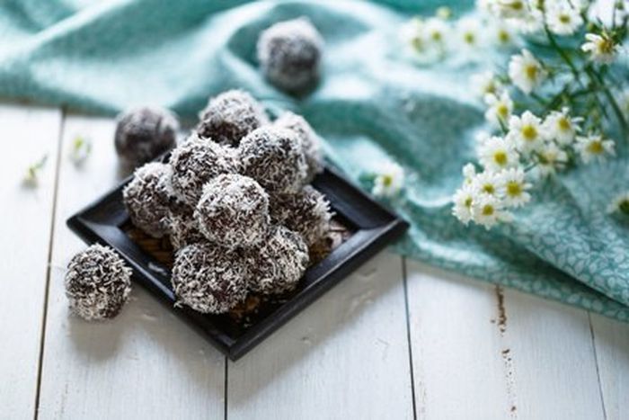 Resep bola kurma, menggunakan kurma sebagai pengganti gula sehingga menjadi cemilan yang sehat.