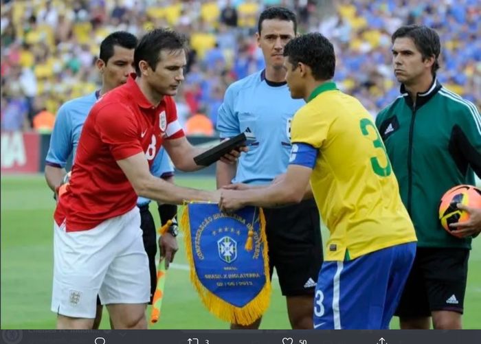 Momen Frank Lampard dan Thiago Silva saling berjabat tangan dalam pertandingan persahabatan antara timnas Inggris dan Brasil yang digelar pada 2013 lalu.