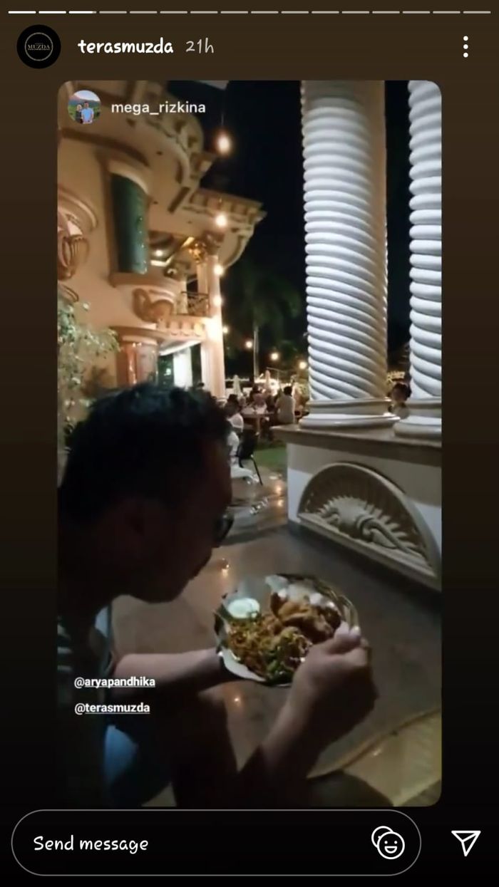Muzdalifah baru-baru ini menunjukkan potret pengunjung warung makannya yang kian membludak.