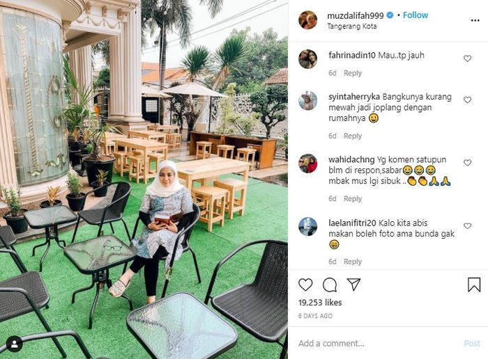 Muzdalifah baru-baru ini menunjukkan potret pengunjung warung makannya yang kian membludak.