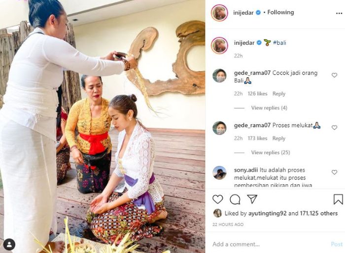 Jessica Iskandar melakukan ritual adat Melukat.
