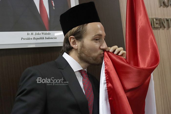 Pemain Persija, Marc Klok, mencium bendera Merah Putih ketika resmi menjadi Warga Negara Indonesia (WNI) pada 12 November 2020.