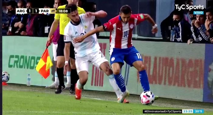 Pelanggaran Nicolas Gonzalez terhadap Angel Romero yang dianggap pemicu dianulirnya gol Lionel Messi ke gawang Paraguay.