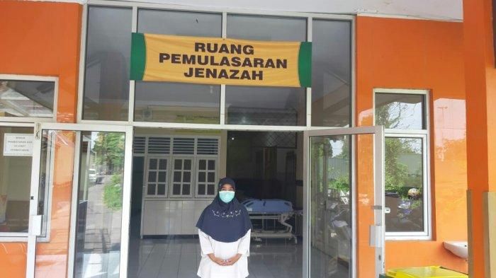 Ida Wahyu Kurnia (41), seorang wanita satu-satunya yang bertugas sebagai petugas pemularasan jenazah di RSUD dr Soeselo Slawi, Tegal.