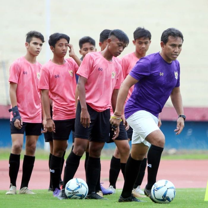 Victor Dethan (paling kiri) saat dilatih Bima Sakti di pemusatan latihan timnas U-16 Indonesia di Sidoarjo, 16-29 Januari 2020