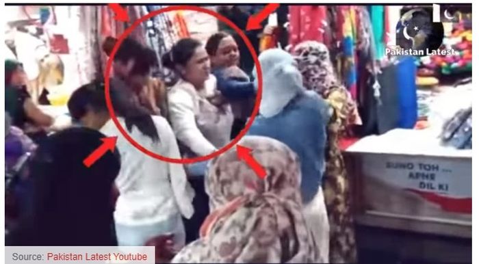 Wanita paruh banya tak terima dipanggi 'Tante'