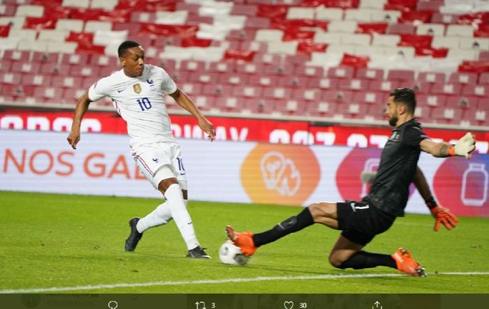 Penyerang timnas Prancis, Anthony Martial (kiri), berhadapan dengan kiper timnas Portuga, Rui Patricio, dalam matchday kelima Liga A Grup 3 UEFA Nations League, Sabtu (14/11/2020) waktu setempat atau Minggu pukul 02.45 WIB.