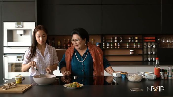 Nikita Willy belajar masak langsung dengan ibu Indra Priawan