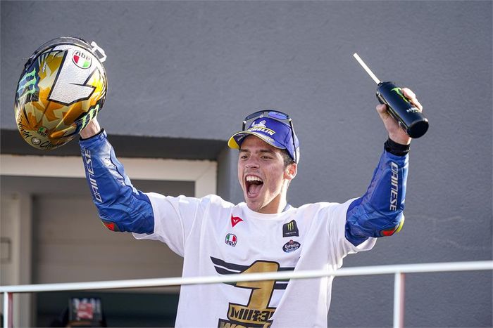 Pembalap Suzuki Ecstar, Joan Mir, menjadi juara MotoGP musim 2020 setelah seri balap GP Valencia di Sirkuit Ricardo Tormo, Spanyol, 15 November 2020.