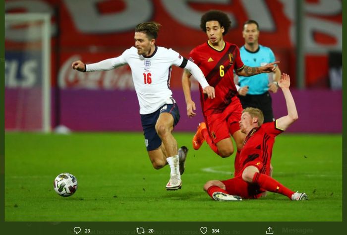 Aksi Jack Grealish melewati tekel Kevin de Bruyne dalam duel timnas Inggris di markas Belgia pada lanjutan UEFA Nations League, 15 November 2020.
