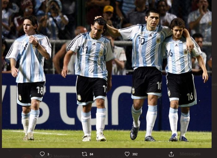 Dari kiri ke kanan: Lionel Messi, Carlos Tevez, Juan Roman Riquelme, dan Pablo Aimar saat merayakan gol timnas Argentina di partai Copa America 2007.