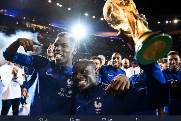 Dua pemain Prancis, Paul Pogba dan N'Golo Kante, saat meraih gelar juara Piala Dunia 2018. 