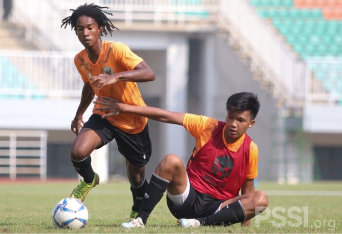 Ronaldo Kwateh (kiri) berlatih dalam TC Timnas U-16 Indonesia.