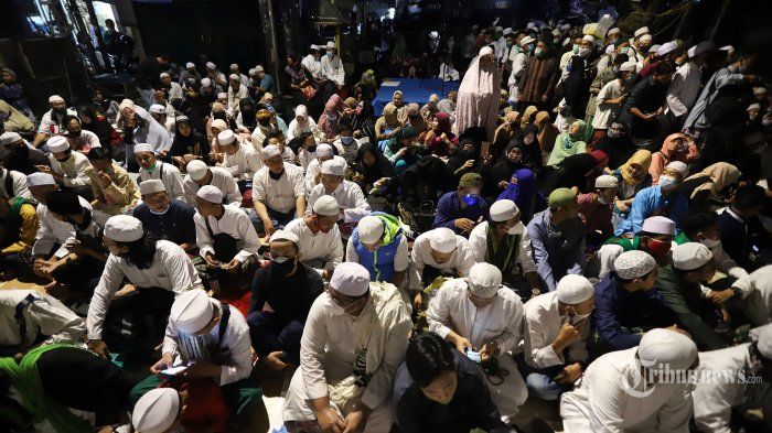 Massa pendukung FPI saat perayaan Maulid Nabi dan pernikahan putri Habib Rizieq.