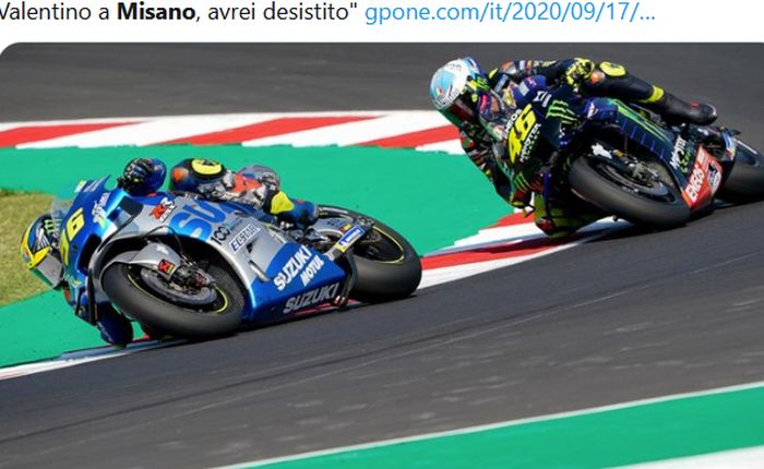 Pembalap Suzuki Ecstar, Joan Mir, finis di depan Valentino Rossi (Monster Energy Yamaha) pada balapan MotoGP San Marino di Sirkuit Misano, Italia, 13 September 2020.