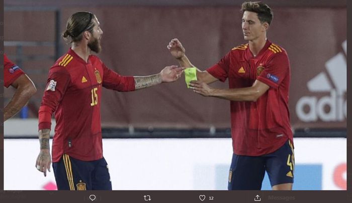 Sergio Ramos (kiri) dan Pau Torres saat memperkuat timnas Spanyol.