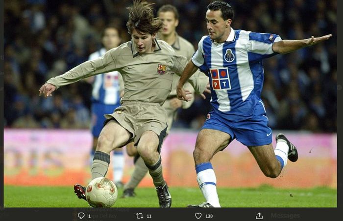 Lionel Messi (kiri) saat menjalani debut di Barcelona dengan menghadapi FC Porto dalam partai persahabatan, 16 November 2003.