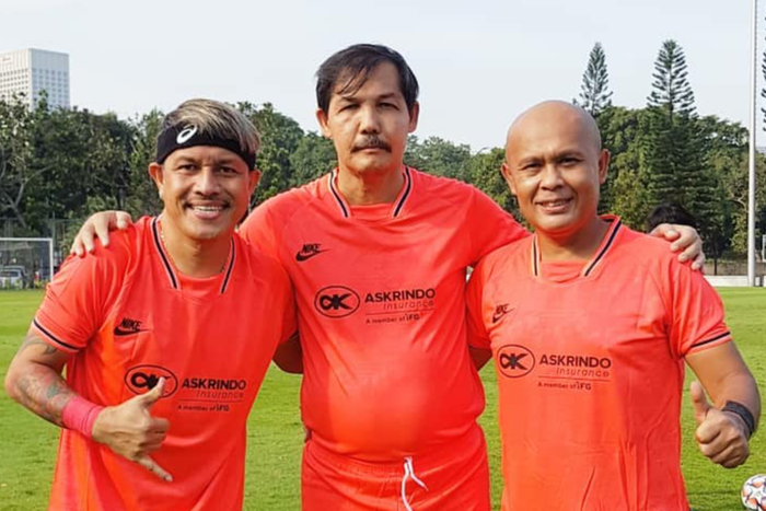 Mantan pemain Persija dan kapten Timnas Futsal Indonesia, Vennard Hutabarat (kiri), saat hendak bermain bersama Ricky Yacobi sebelum legenda timnas Indonesia itu menghembuskan nafas terakhir di lapangan pada Sabtu (21/11/2020).
