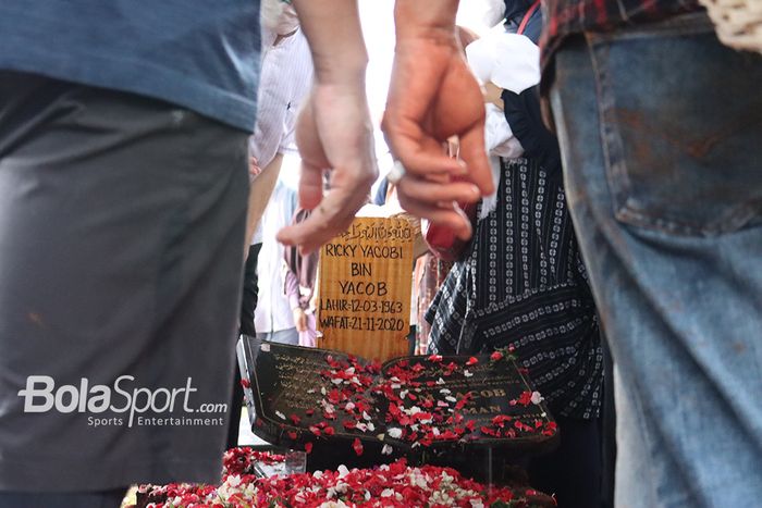 Banyaknya masyarakat yang turut hadir dalam pemakaman mantan pemain timnas Indonesia, Ricky Yacobi, TPU Tanah Kusir, Jakarta Selatan, 21 November 2020