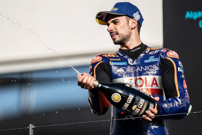 Pembalap Red Bull KTM Tech3, Miguel Oliveira, merayakan kemenangannya pada balapan MotoGP Portugal di Sirkuit Internasional Algarve, Portimao, Portugal, 22 November 2020.