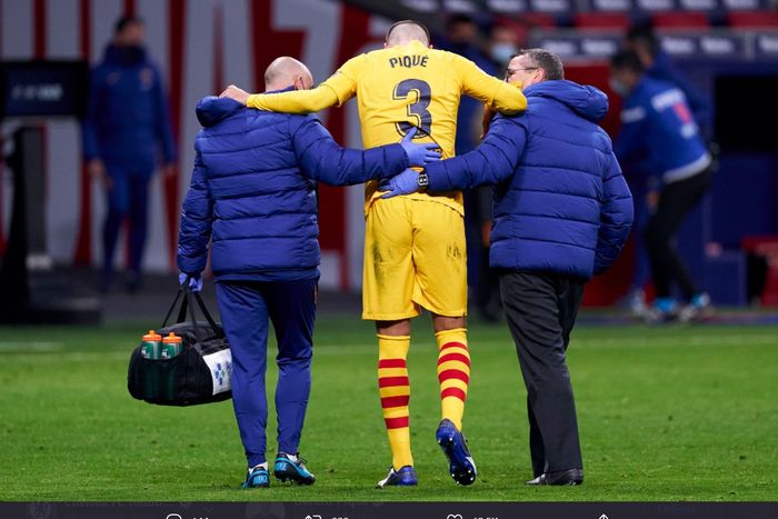 Bek tengah Barcelona, Gerard Pique, mengalami cedera lutut usai membela timnya kala berjumpa Atletico Madrid,  Minggu (22/11/2020) dini hari WIB.