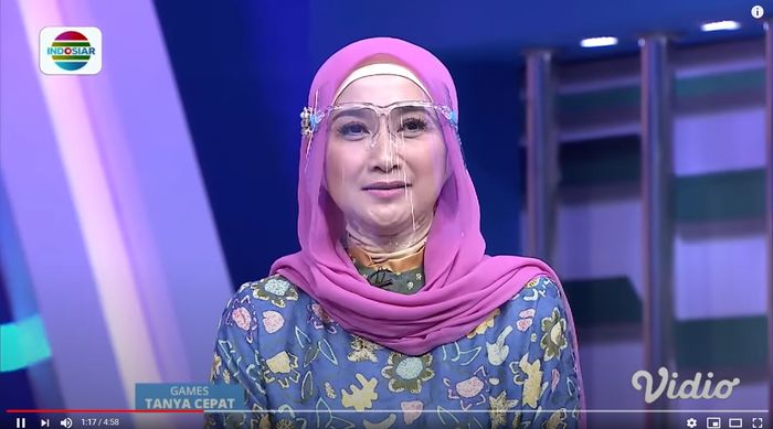 Desy Ratnasari baru-baru ini memberi jawaban tak terduga saat ditanya soal tipe ideal calon suaminya.