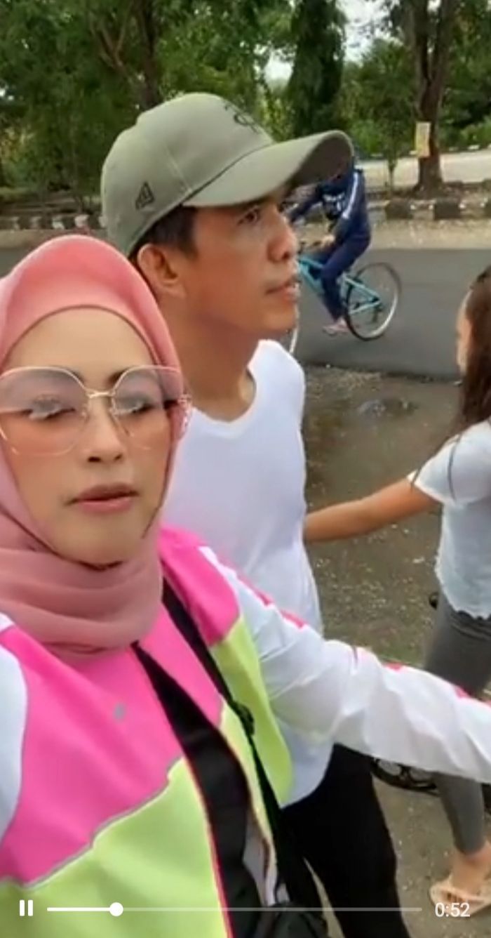 Meggy Wulandari beri jawaban menohok ke netizen usai suaminya dituding 'terpaksa' gegara pajang wajah datar dan masam saat menemaninya.