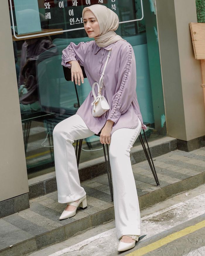 Inspirasi Outfit Hijab Warna Lilac yang Lagi Kekinian ala Selebgram