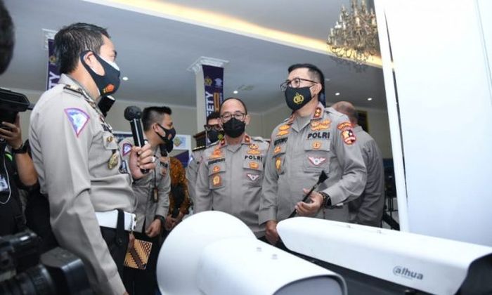 Kakorlantas Polri, Irjen Pol. Drs. Istiono, MH saat meninjau anjungan IT Road Safety Expo 2020