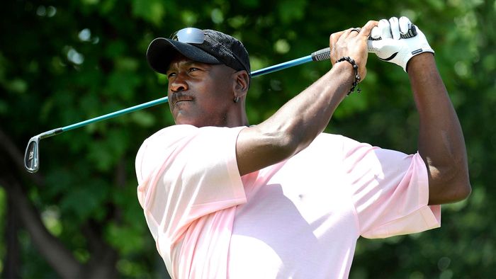 Legenda basket NBA, Michael Jordan, saat bermain golf.