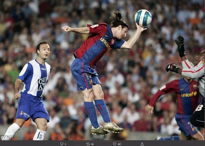 Lionel Messi saat melakukan gol handball melawan Espanyol pada 2007.