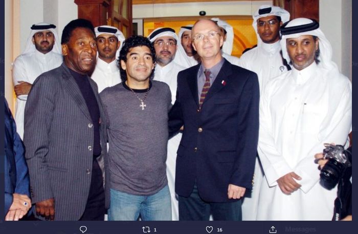 Pele dan Diego Maradona berpose bersama di Qatar.
