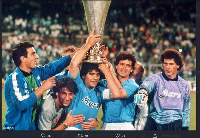 Diego Maradona dengan trofi juara Piala UEFA bersama Napoli.