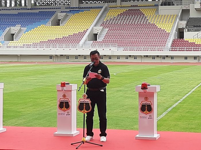 CEO Bhayangkara Solo FC, Irjen Pol Istiono, saat memberi sambutan dalam acara launching nama dan markas baru di Stadion Manahan, Solo, Jumat (27/11/2020).