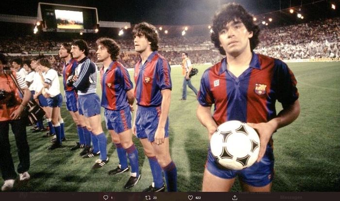 Diego Maradona (paling kanan) saat membela Barcelona.