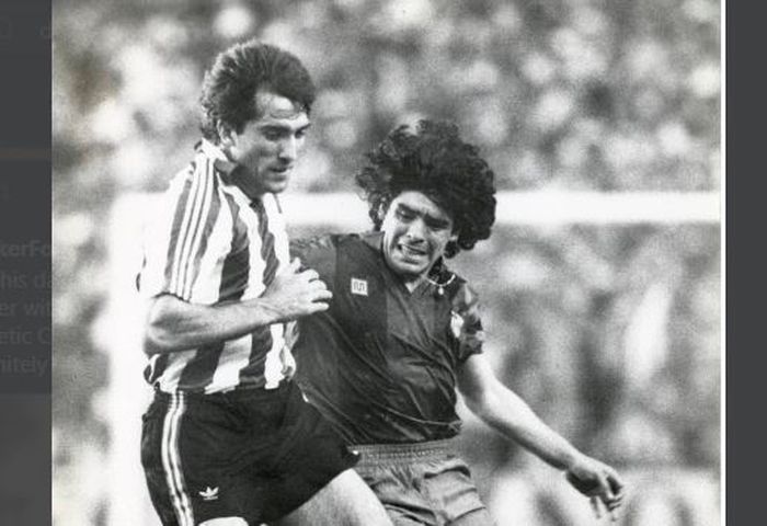 Diego Maradona (kanan) berduel dengan Andoni Goikoetxea dalam partai Barcelona melawan Athletic Bilbao.