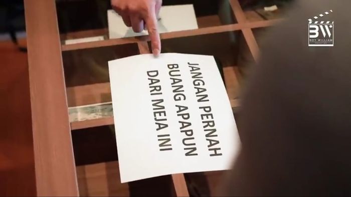 Tulisan 'jangan buang apapun dari meja ini' di apartemen Indra Priawan dan Nikita Willy. (tangkap layar Youtube Boy William)