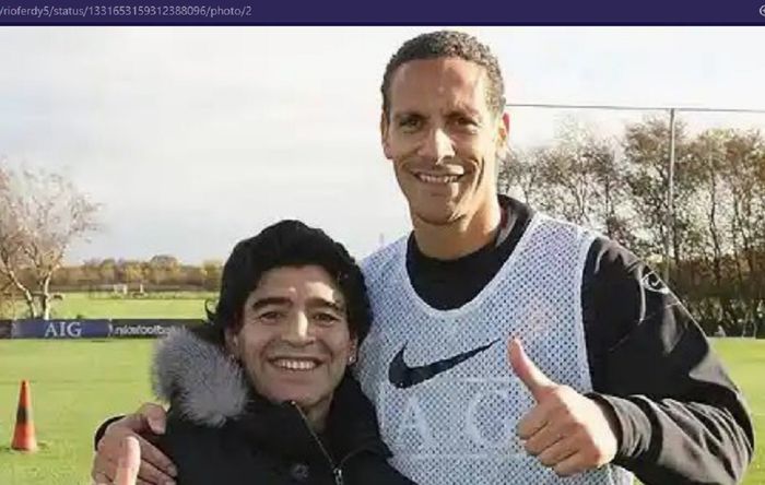 Eks pemain Manchester United, Rio Ferdinand (kanan), berfoto dengan Diego Maradona saat kunjungan sang legenda pada November 2008.