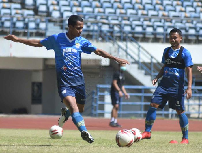 Pemain Persib Bandung, Ardi Maulana, saat menjalani latihan bersama tim.
