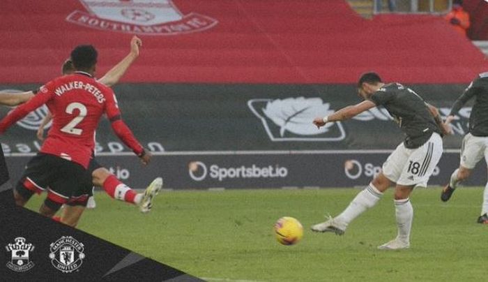 Gelandang Manchester United, Bruno Fernandes, mencetak gol ke gawang Southampton dalam laga Liga Inggris di Stadion St. Mary's, Minggu (29/11/2020).
