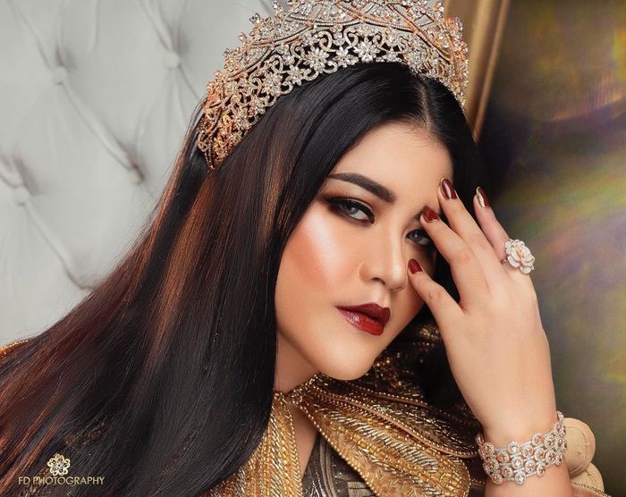 Cantik nggak ketulungan bak seorang ratu, penampilan putri presiden Kahiyang Ayu saat lakukan pemotretan ini sukses bikin pangling hingga dibilang mirip Raisa.