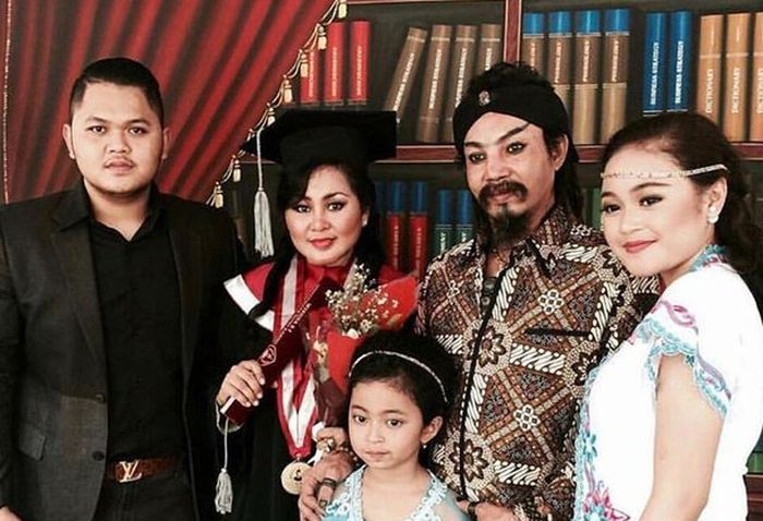 Susi Indrawati sudah menyandang gelar Sarjana Hukum, berfoto dengan Limbad (Sajian Sedap)