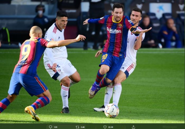 Lionel Messi melewati para pemain Osasuna dalam laga pekan kesebelas Liga Spanyol 2020-2021, Minggu (29/11/2020).