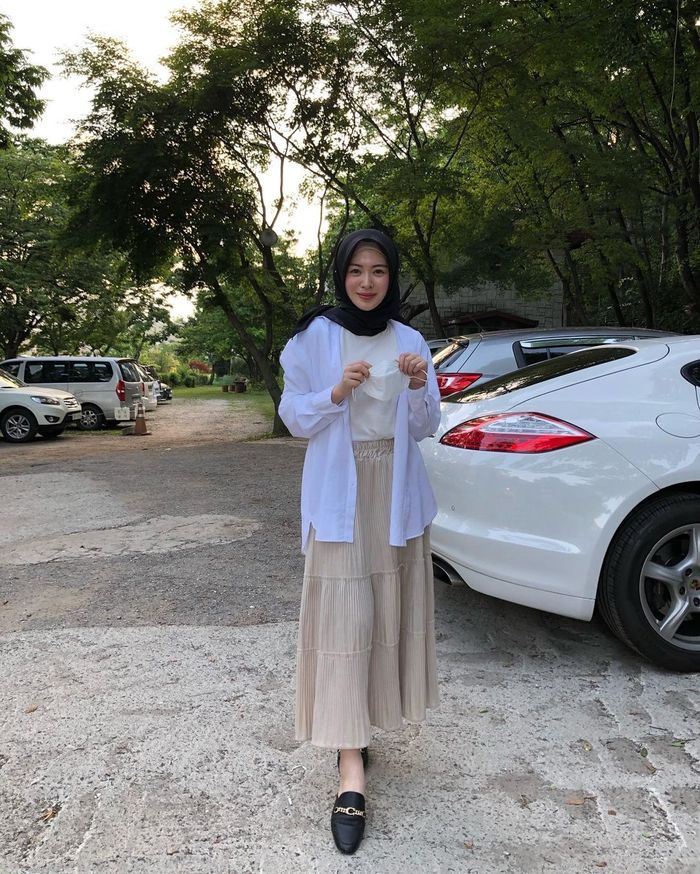 Memadukan Rok Hijab dan Kemeja Putih ala Ayana Moon