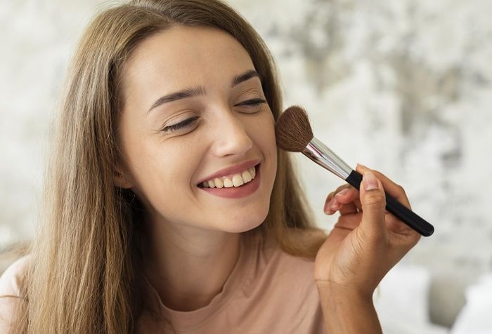 Bingung Pakai Brush atau Beauty Blender Saat Mengaplikasikan Foundation? Cari Tahu Karakteristik Keduanya yuk! - Semua Halaman 5 Menggunakan brush saat makeup